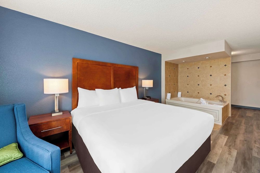 undefined Comfort Inn & Suites Omaha Central 4
