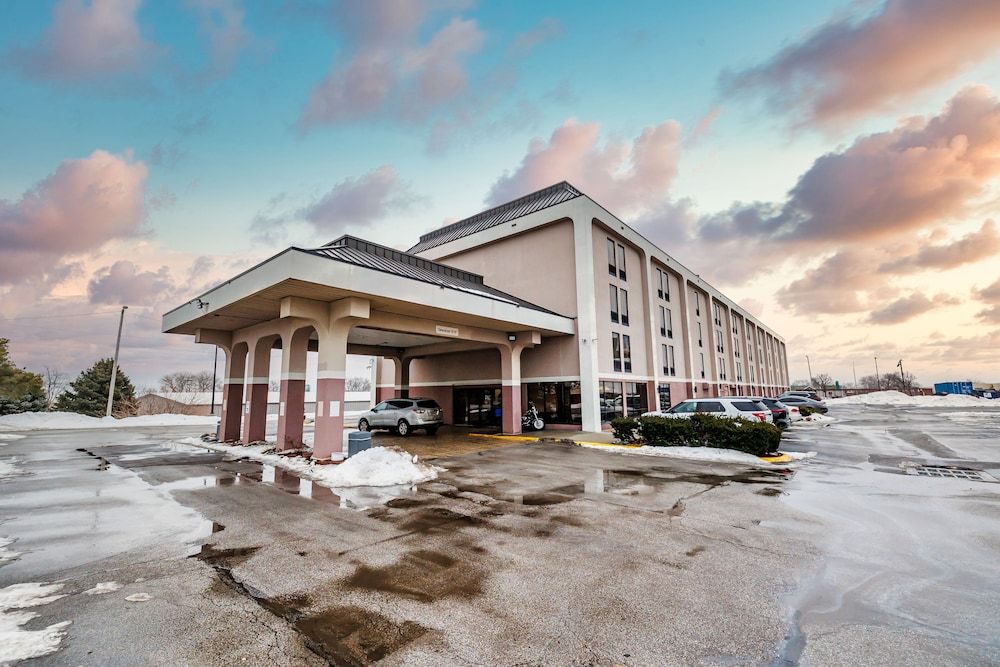 undefined New Victorian Inn & Suites 4