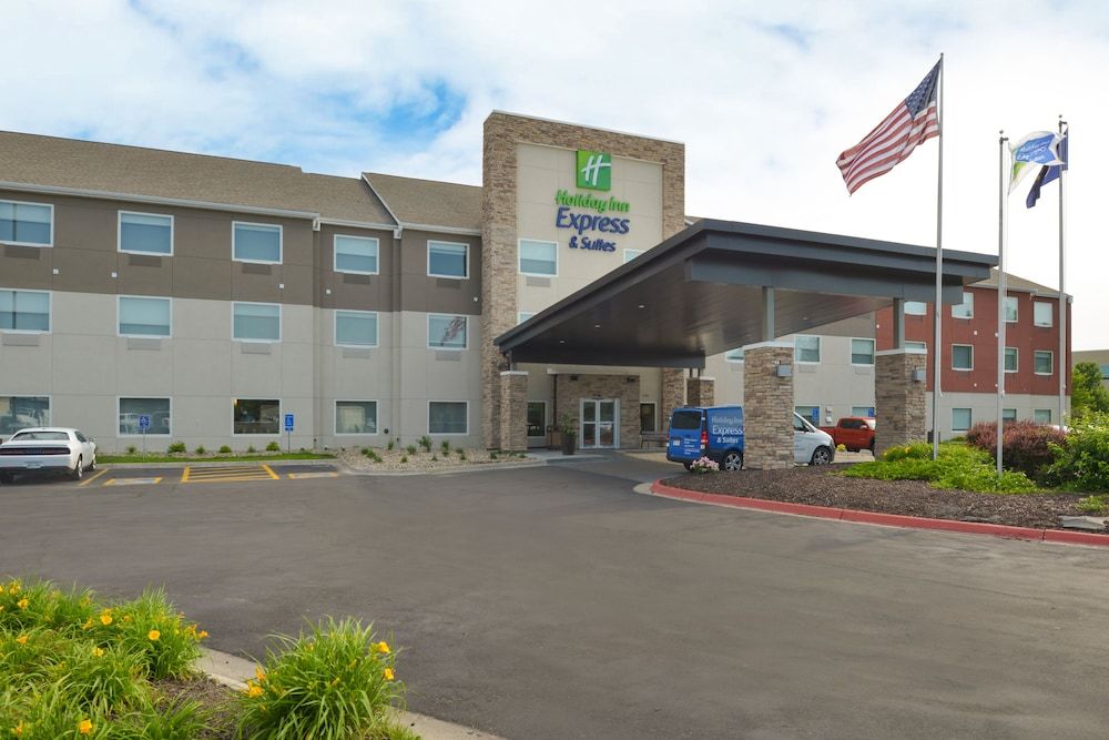 undefined Holiday Inn Express & Suites Omaha - 120th and Maple by IHG 9