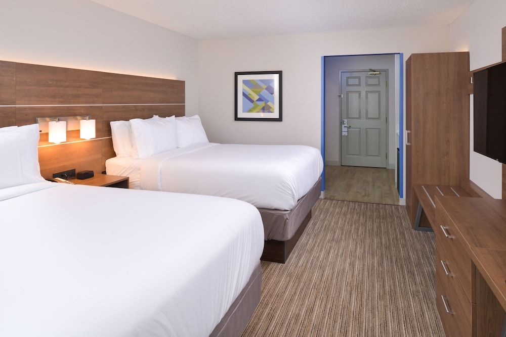 Holiday Inn Express & Suites Omaha - 120th and Maple by IHG