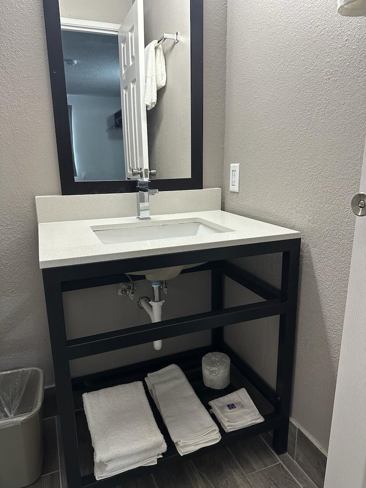 undefined Motel 6 Omaha, NE