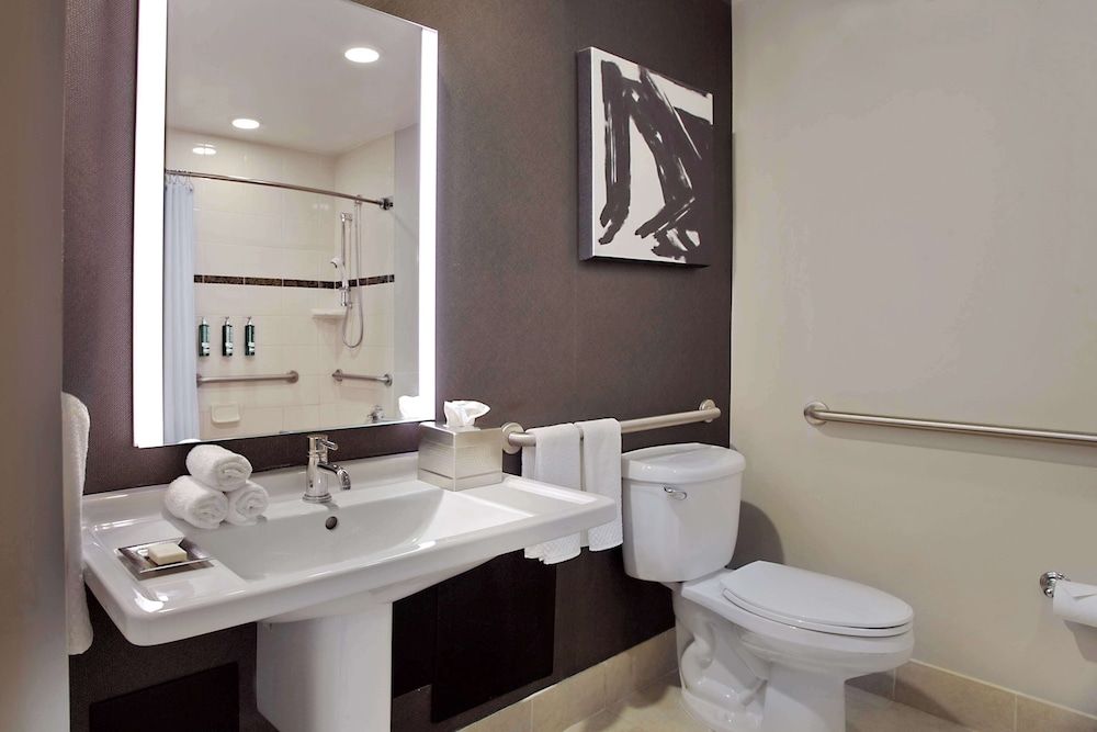 Hilton Omaha Deluxe Room, 1 King Bed, Accessible, Bathtub (Hearing) 2