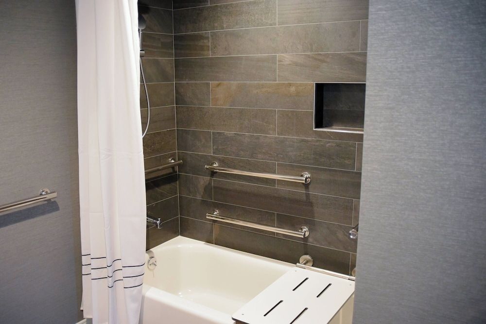 Omaha Marriott Room, 2 Double Beds, Non Smoking (Mobility Accessible, Tub) 3