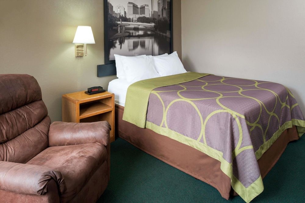 Super 8 by Wyndham Omaha NE Standard Room, 1 Queen Bed, Smoking 4