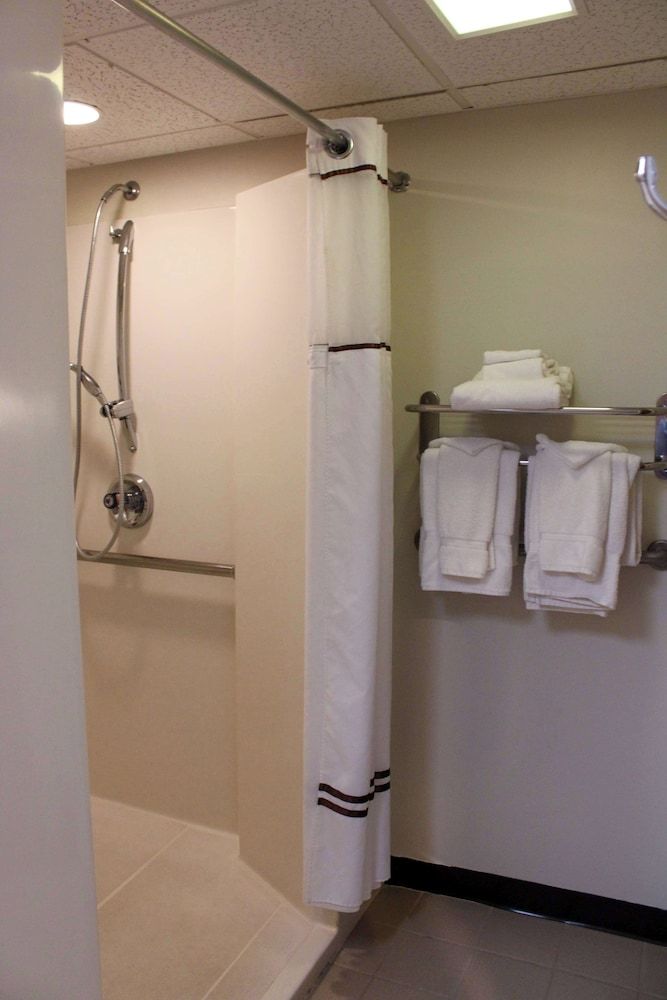 Fireside Inn & Suites Gilford 1st Floor ADA Accessible Queen Bed 4