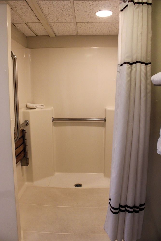 Fireside Inn & Suites Gilford 1st Floor ADA Accessible Queen Bed 5