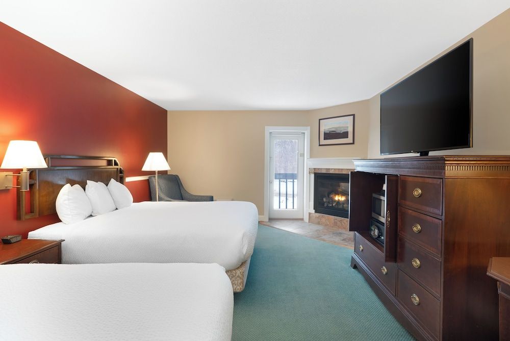 Fireside Inn & Suites Gilford 2nd Floor 2 Queen Beds W/Fireplace 3