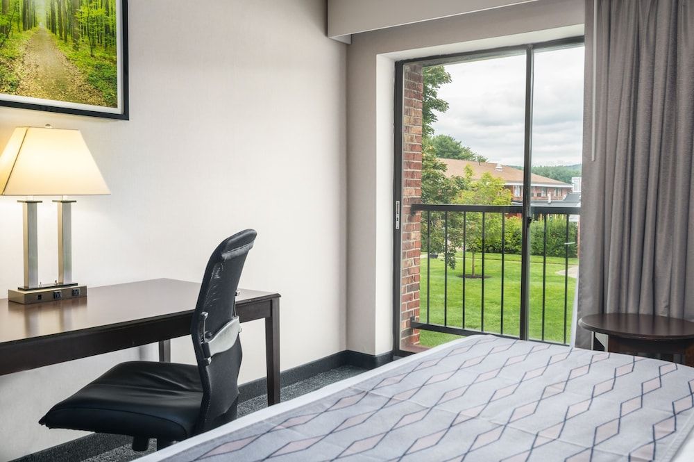 Best Western Plus Keene Hotel Standard Room, 1 King Bed, Accessible, Refrigerator & Microwave 5