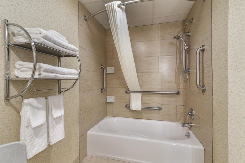Best Western Plus Keene Hotel Standard Room, 1 King Bed, Accessible, Refrigerator & Microwave 4