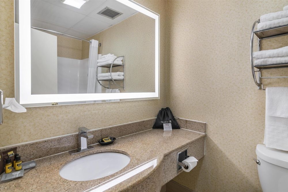 Best Western Plus Keene Hotel Standard Room, 2 Queen Beds, Non Smoking, Refrigerator & Microwave 4