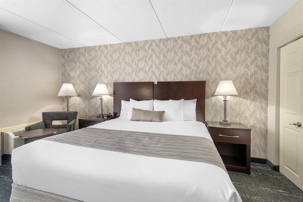 Best Western Plus Keene Hotel Standard Room, 1 King Bed, Accessible, Refrigerator & Microwave 2
