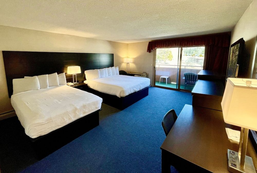 Room, Multiple Beds, Non Smoking, Mountain View