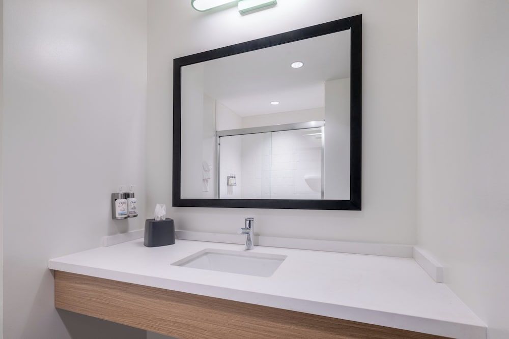 Standard Room, 1 Queen Bed, Mobility Accessible (Communications)