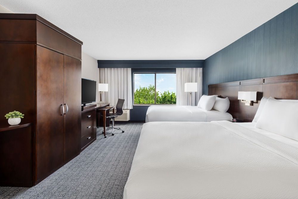 Room, 2 Queen Beds (Mobility Accessible, Tub)