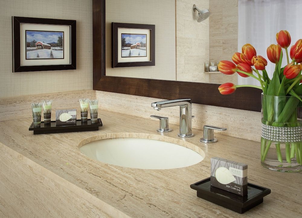 North Conway Grand Hotel Deluxe Room, Hot Tub 2