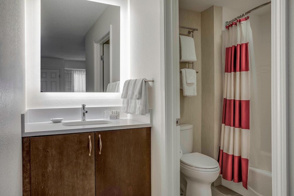 Suite, 2 Bedrooms, Non Smoking (Mobility Accessible, Roll-in Shower)