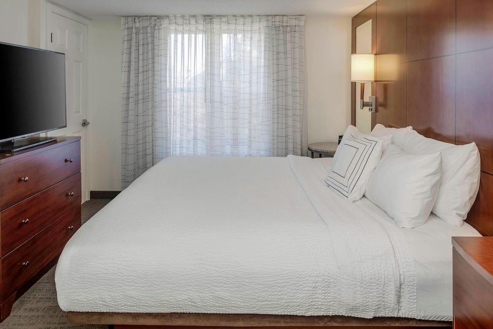 Suite, 1 Bedroom, Non Smoking (Mobility Accessible, Roll-in Shower)