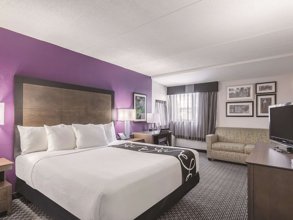 Deluxe Room, 1 King Bed, Accessible, Non Smoking (Mobility/Hearing Impaired Accessible)