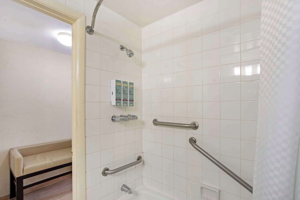 Best Western Atlantic City Beach Block Standard Room, 1 King Bed, Accessible, Refrigerator & Microwave 4