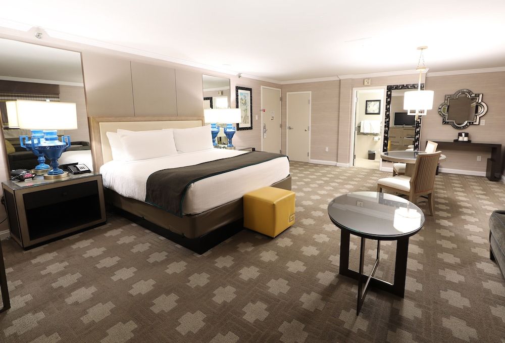 Forum Tower Non Smoking Parlor Suite