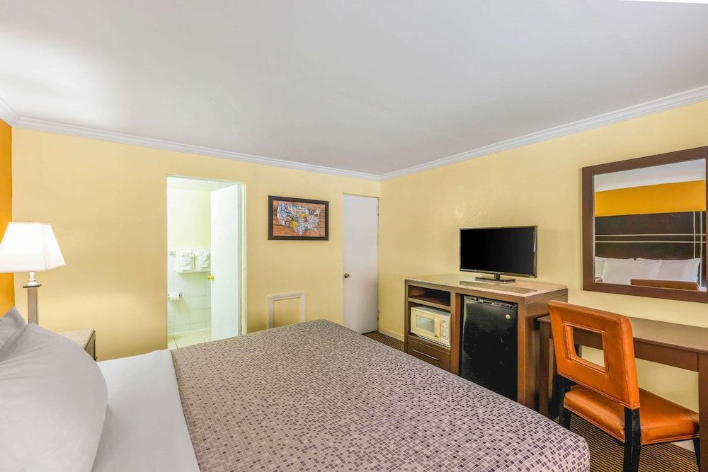 Econo Lodge Beach and Boardwalk Standard Room, 1 King Bed, Non Smoking