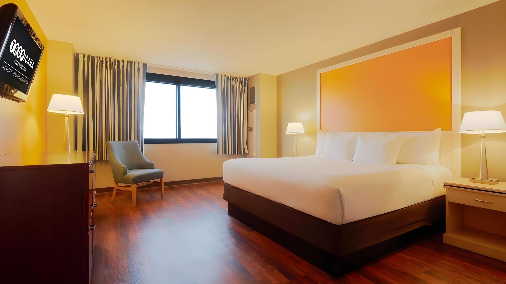 West Classic Room with 1 King Bed - Non-Smoking