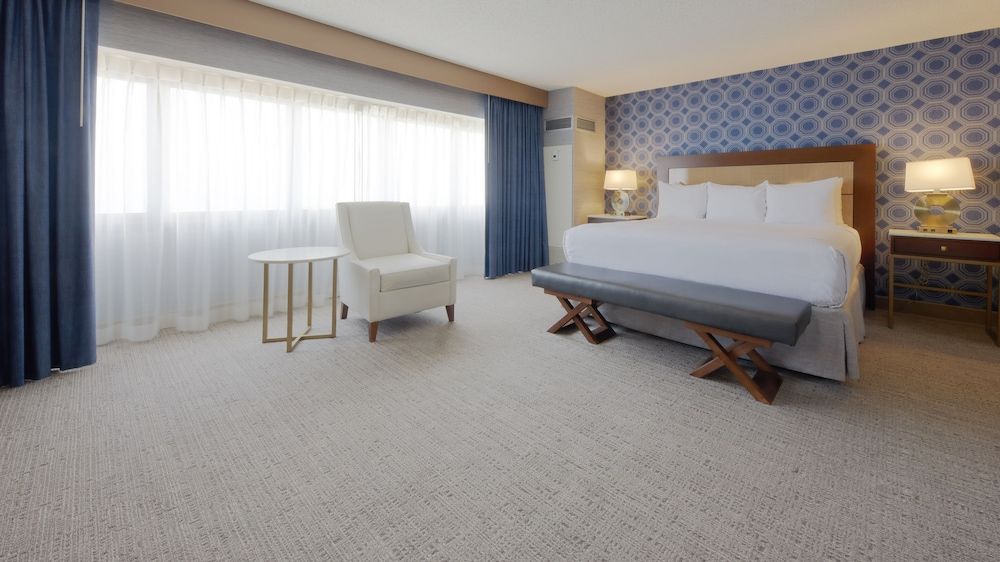 SOUTH ONE BEDROOM SUITE 1 KING NON-SMOKING