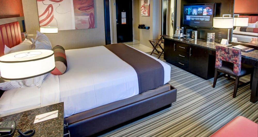 Golden Nugget Luxury Room, 1 King Bed 2