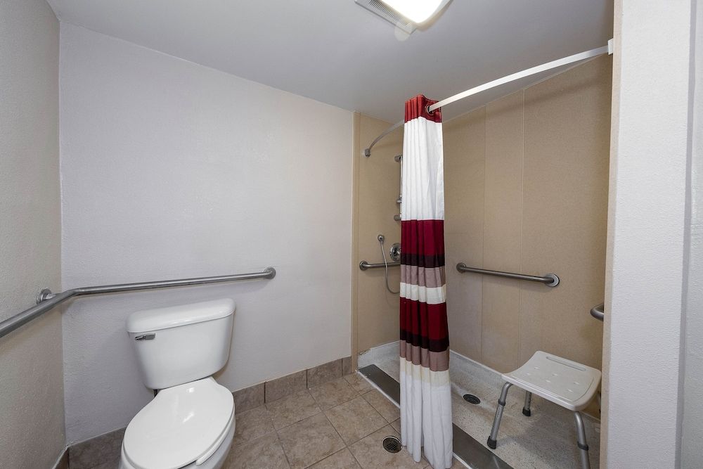 Red Roof Inn Bordentown - McGuire AFB Superior Room, 1 King Bed, Accessible, Non Smoking (Walk-In Shower) 9