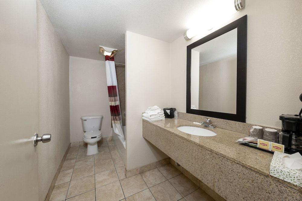 Red Roof Inn Bordentown - McGuire AFB Superior Room, 1 King Bed, Non Smoking 11