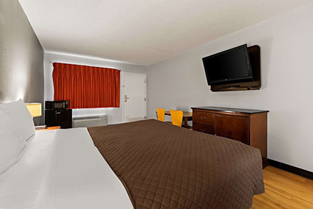 Rodeway Inn Standard Room, 1 King Bed, Non Smoking 4