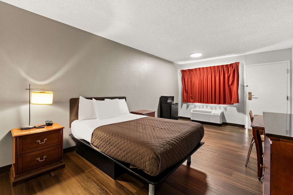 Rodeway Inn Room, 1 Double Bed, Smoking 3