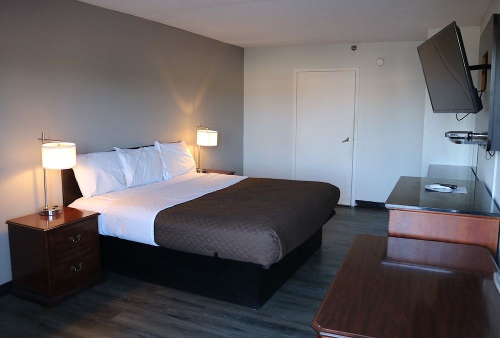 Rodeway Inn Standard Room, 1 King Bed, Non Smoking