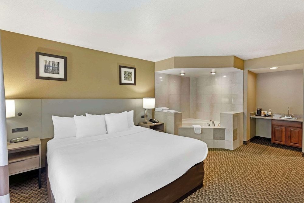 Suite, 1 King Bed, Non Smoking, Hot Tub