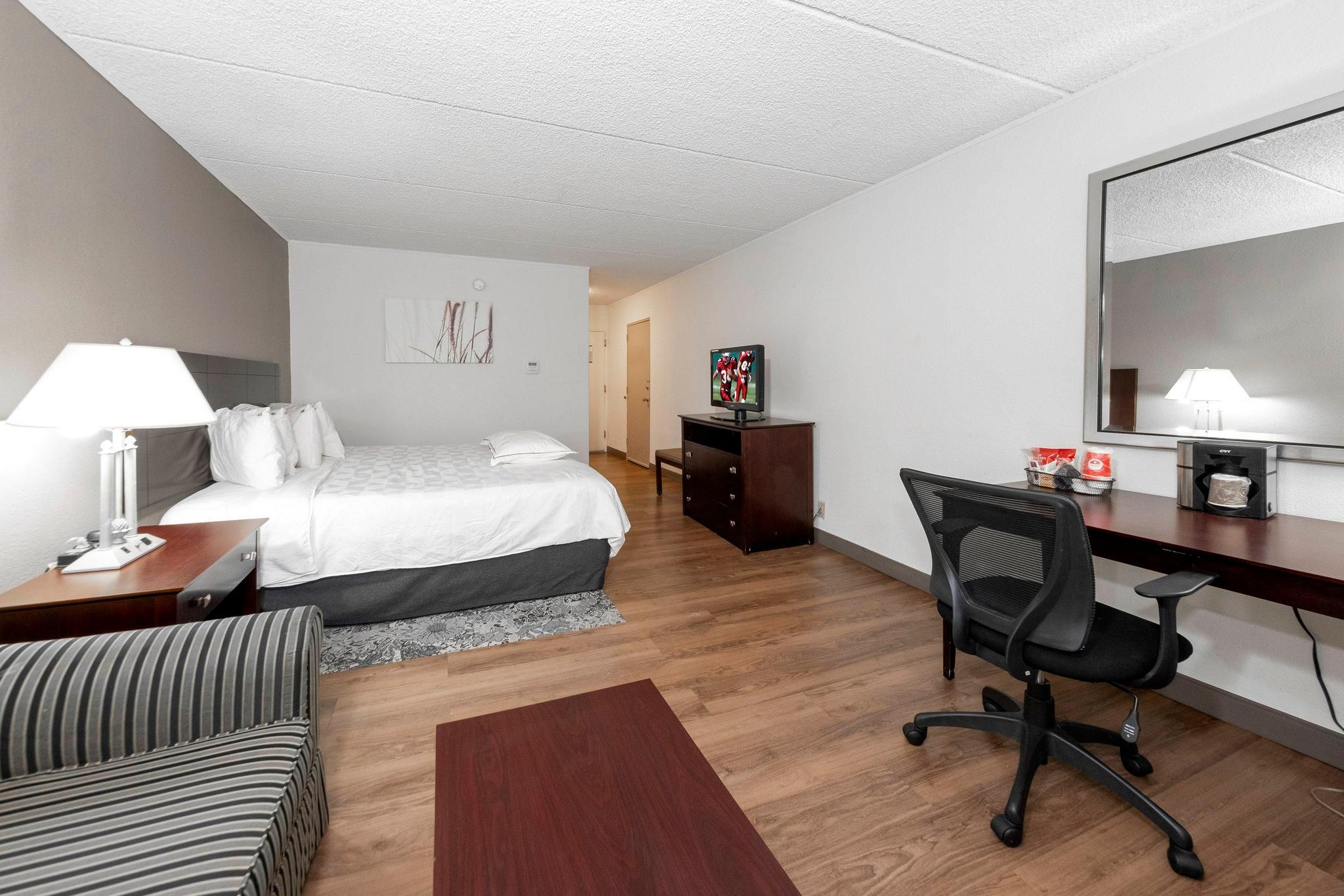 Premium King with Sofa Bed Smoke Free (Upgraded Bedding & Snack)