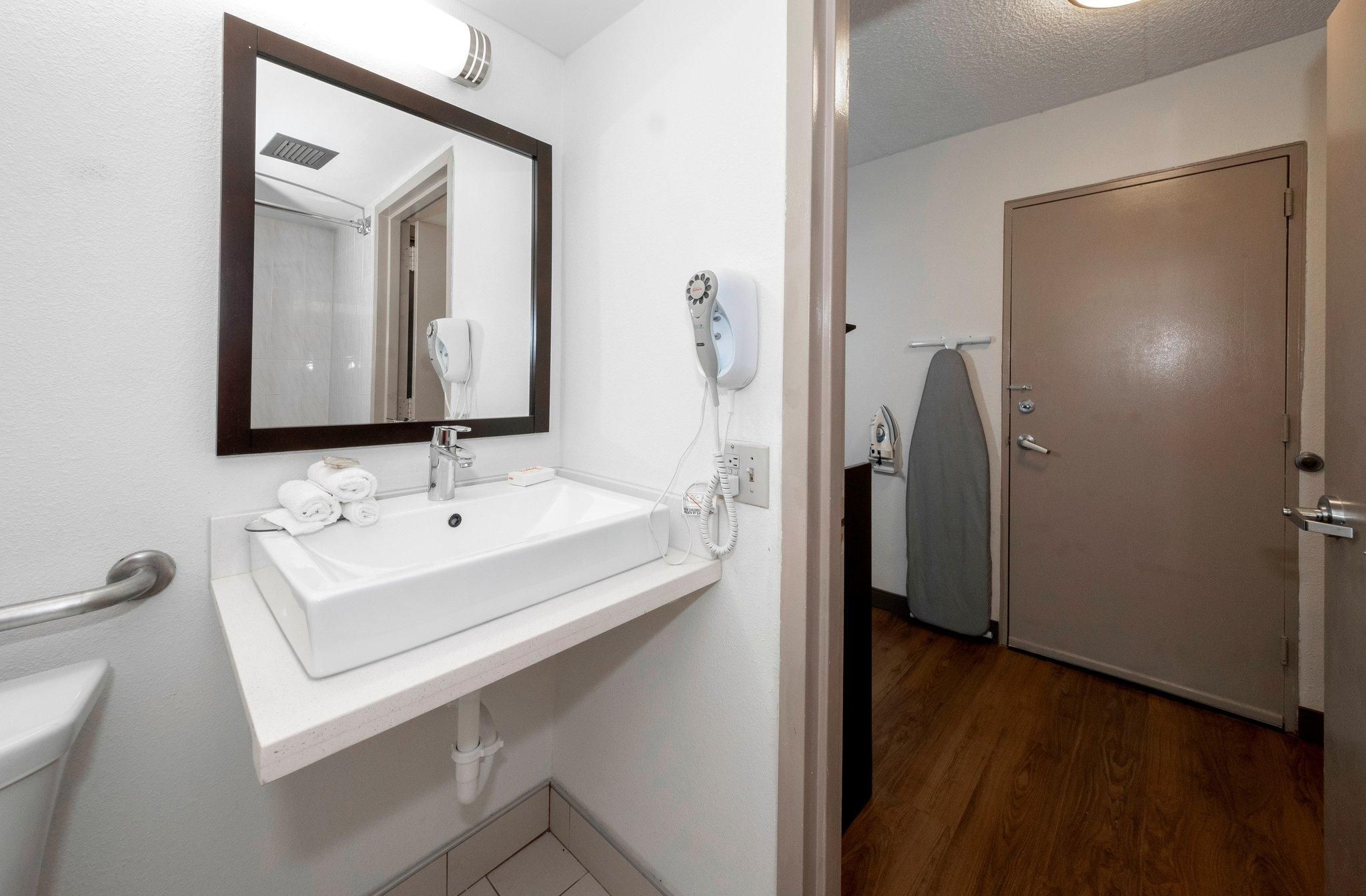 Red Roof PLUS+ Newark Liberty Airport - Carteret ADA Accessible Deluxe King with Sofa Bed and Roll-In Shower Smoke Free 3