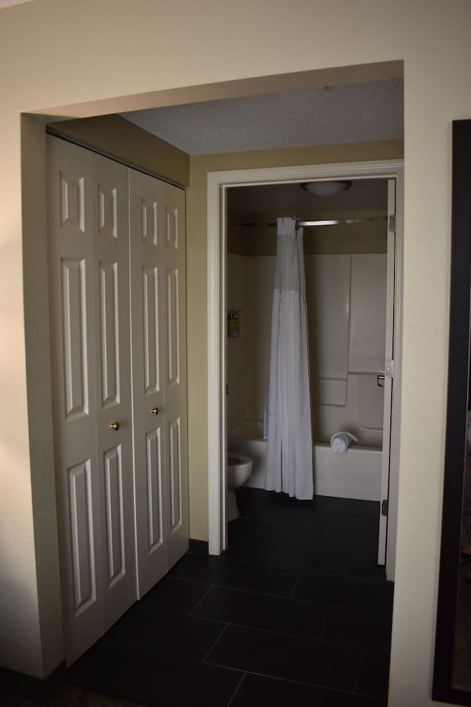 Staybridge Suites Cranbury by IHG Studio Suite, 1 Queen Bed, Accessible, Kitchen (Accessible Tub) 3