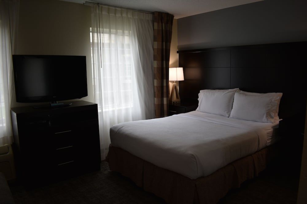 Staybridge Suites Cranbury by IHG Studio Suite, 1 Queen Bed, Accessible, Kitchen (Accessible Tub)