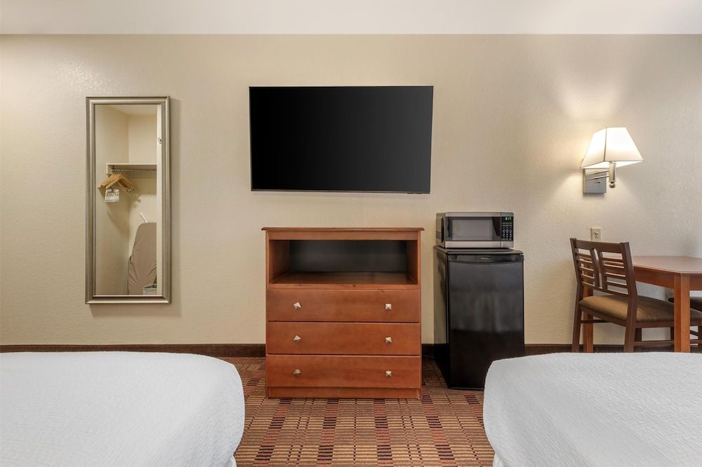 SureStay Hotel by Best Western East Brunswick Standard Room, 2 Queen Beds, Non Smoking, Microwave 4