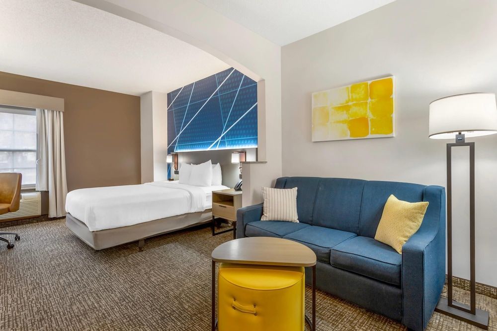 Suite, 1 Queen Bed with Sofa bed, Accessible, Kitchen (Non Smoking)