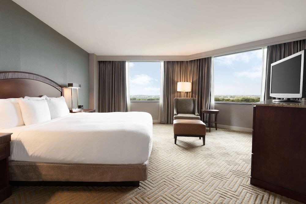 Suite, 1 King Bed (Governors)