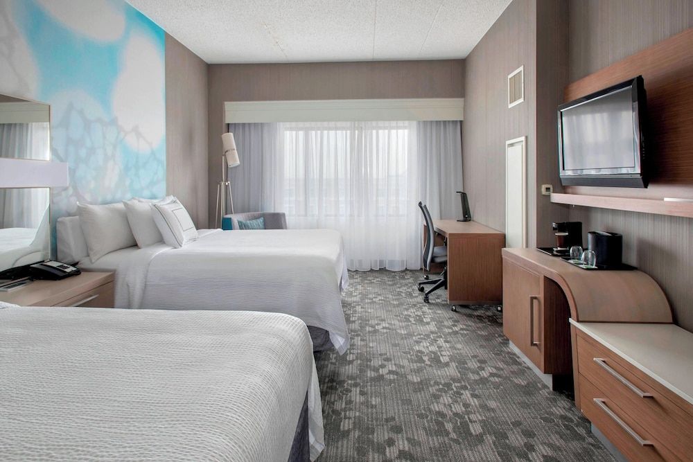 Room, 2 Queen Beds (Mobility Accessible, Roll-In Shower)