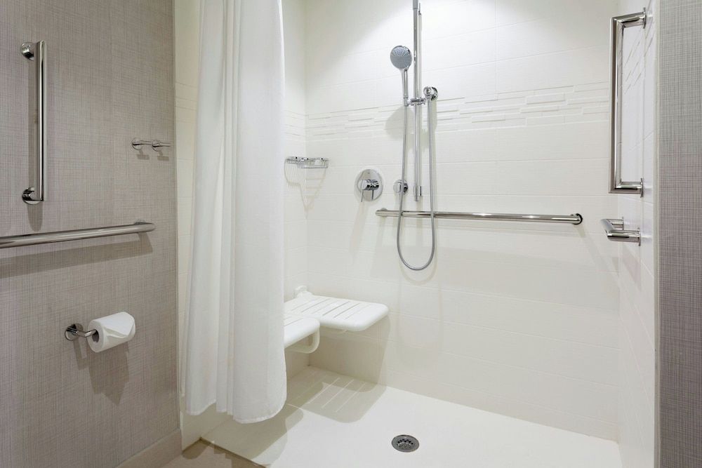 Suite, 1 Bedroom (Mobility/Hearing Access, Roll-In Shwr)