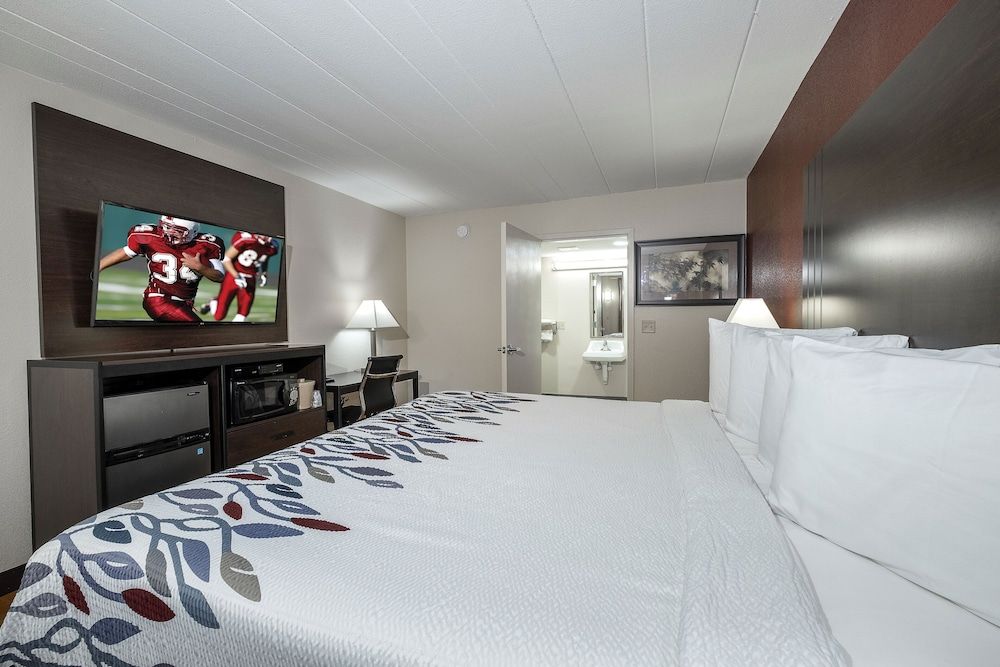 Red Roof Inn Freehold Superior Room, 1 King Bed, Accessible (Roll-In Shower, Smoke Free) 4