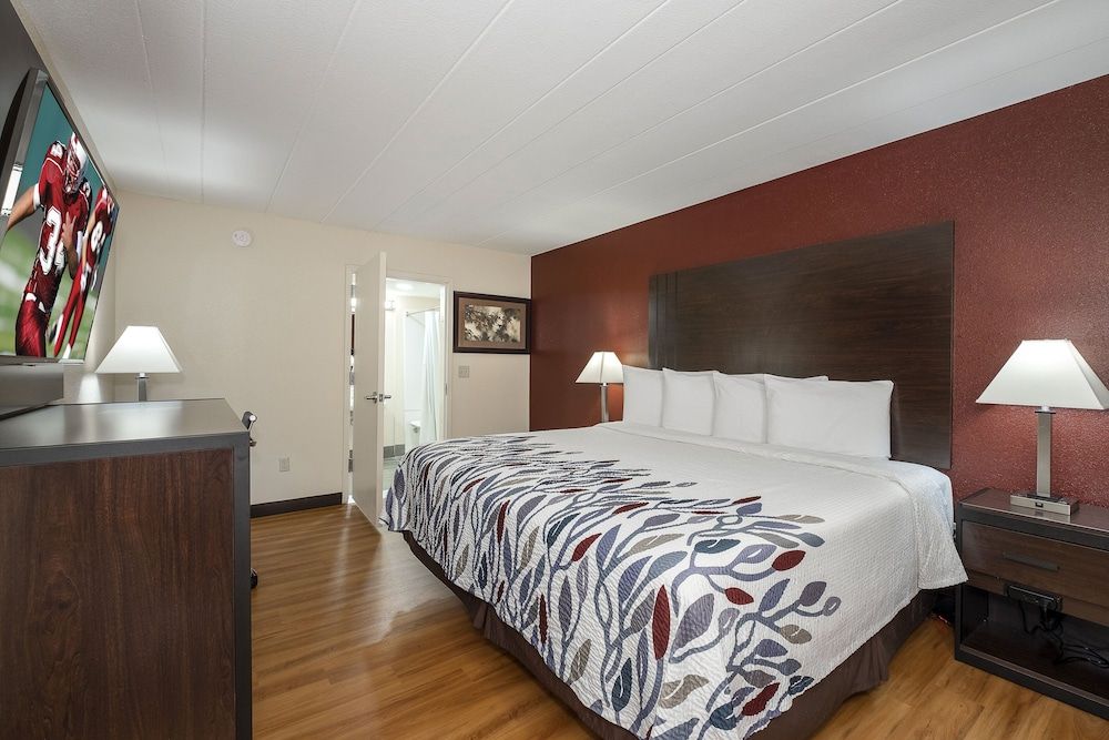 Red Roof Inn Freehold Superior Room, 1 King Bed, Accessible (Roll-In Shower, Smoke Free) 2