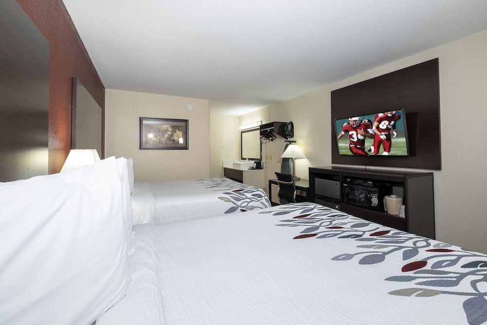 Red Roof Inn Freehold Superior Room, 2 Queen Beds (Smoke Free) 2