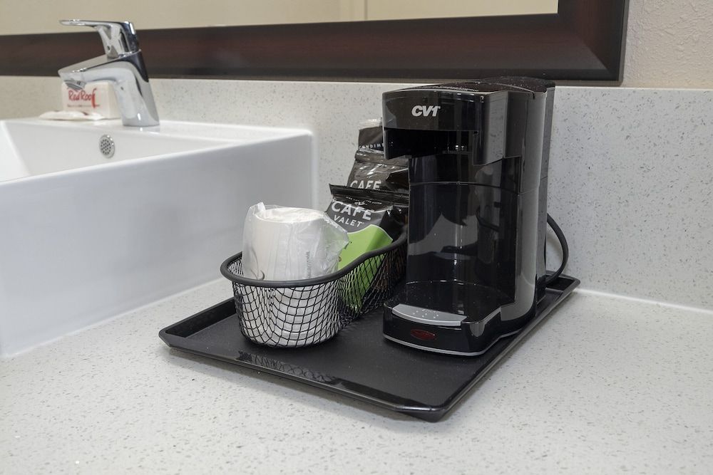 Red Roof Inn Freehold Superior Room, 2 Queen Beds (Smoke Free) 4