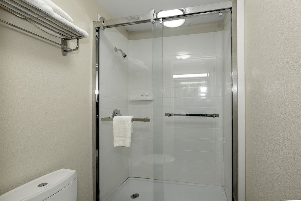 Red Roof Inn Freehold Superior Room, 2 Queen Beds (Smoke Free) 8