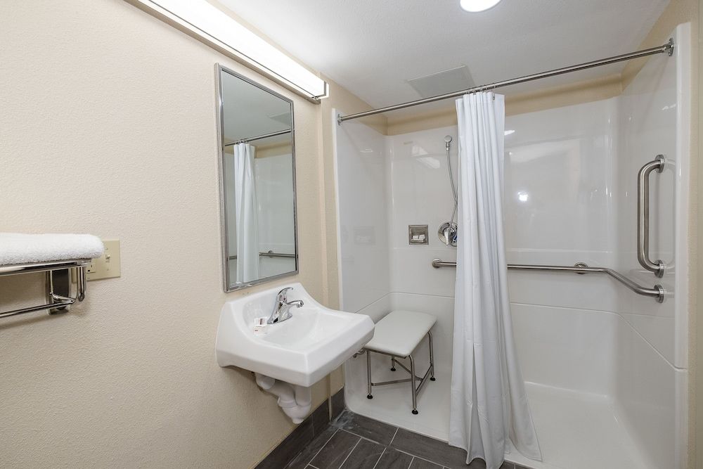 Red Roof Inn Freehold Superior Room, 1 King Bed, Accessible (Roll-In Shower, Smoke Free) 10