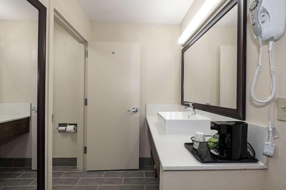 Red Roof Inn Freehold Superior Room, 2 Queen Beds (Smoke Free) 10